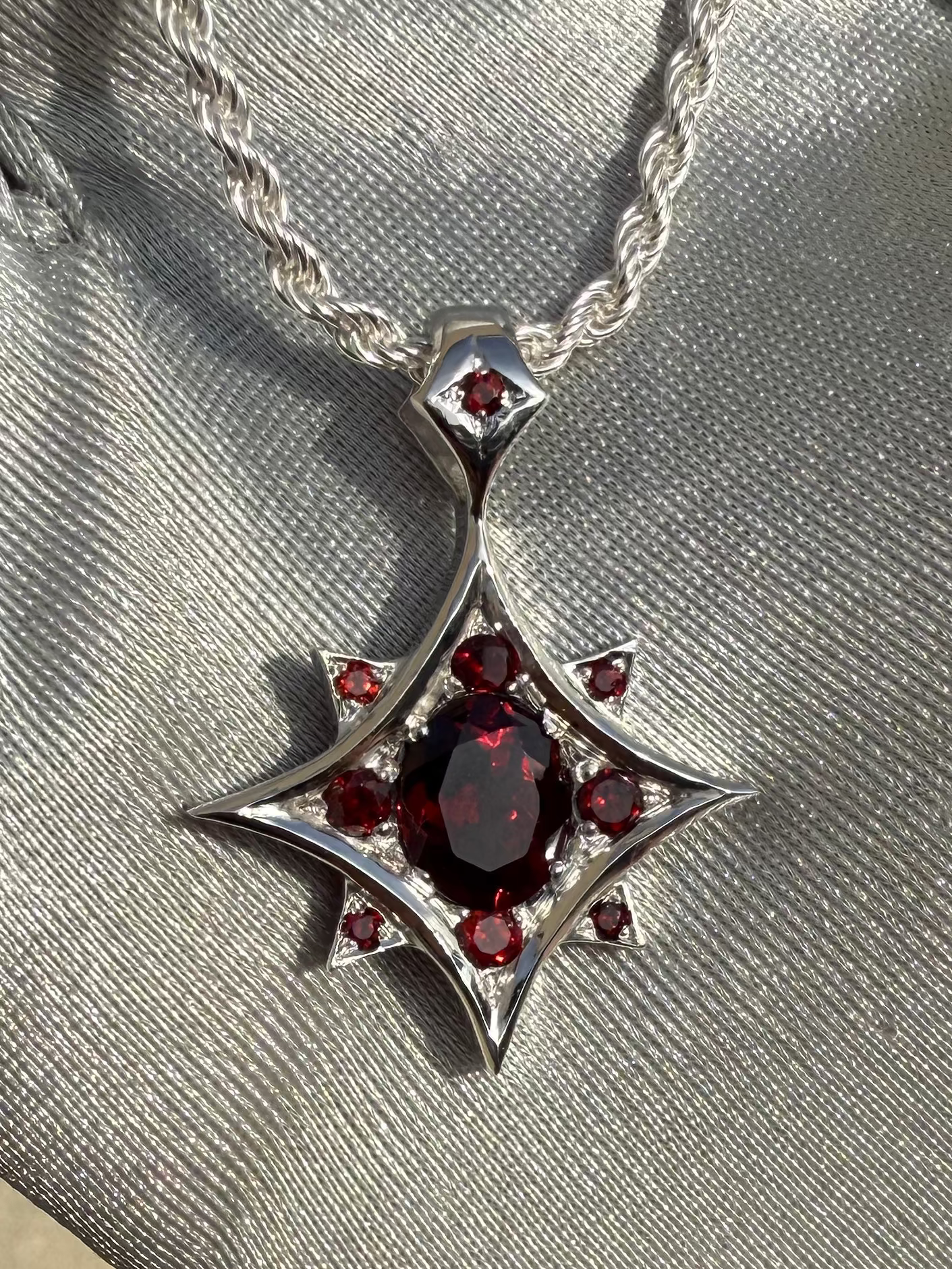 Pendentif radiance grenat avec chaîne corde.