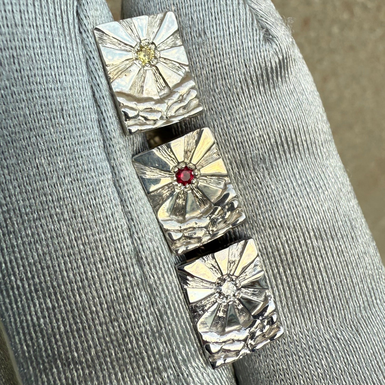 Boucle d’oreille Soleil saphir